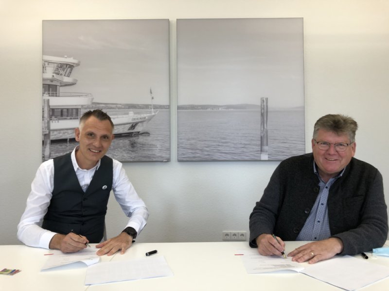 Christoph Witte, technischer Leiter der Bodensee-Schiffsbetriebe (BSB), und BSB-Geschäftsführer Frank Weber bei der Vertragsunterzeichnung