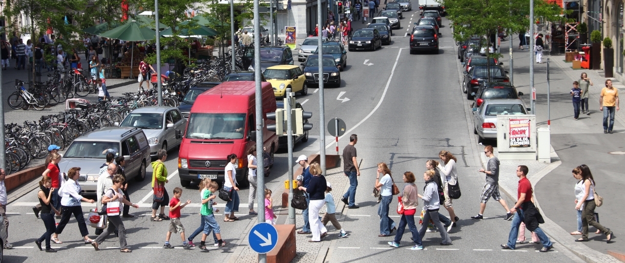 Fußgänger queren den Überweg in der Bodanstraße, wartende Autos im Hintergrund