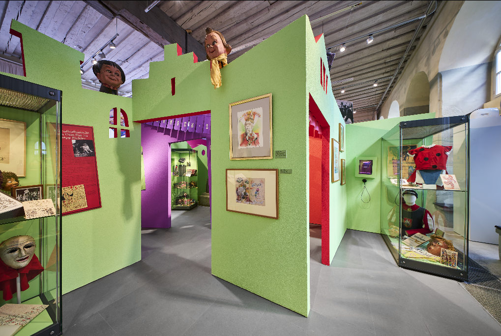 Maskeraden_Blick in die Ausstellung 2025 © Rosgartenmuseum_Leister