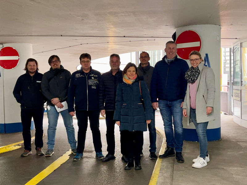 Das Foto zeigt eine Reihe von Menschen in einer Tiefgarage.