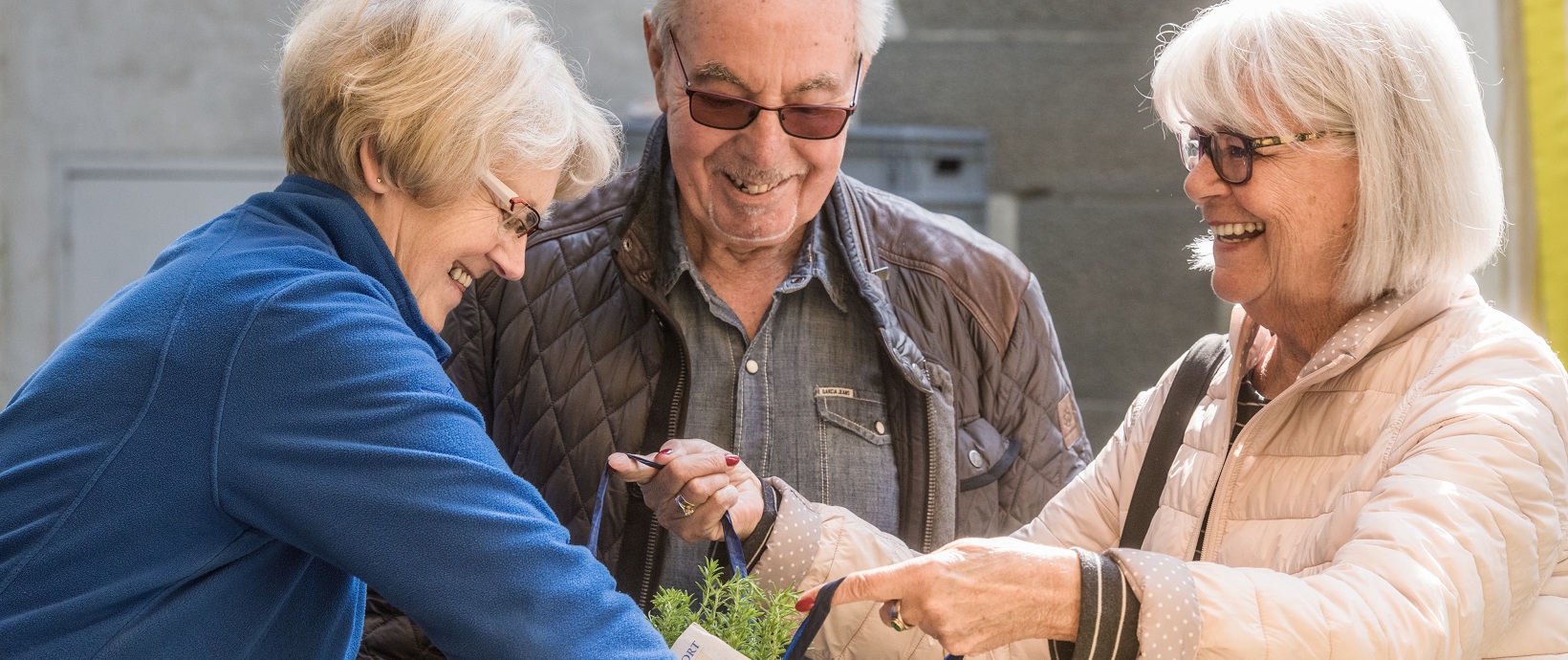 Ein älteres Paar beim Einkauf auf dem Wochenmarkt