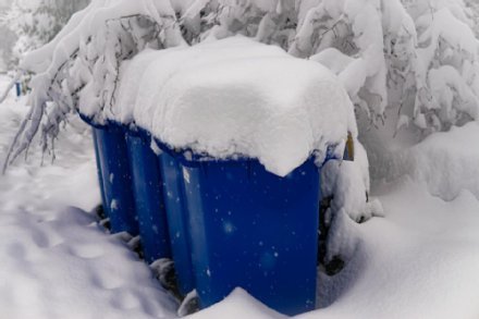 Papiertonnen im Schnee