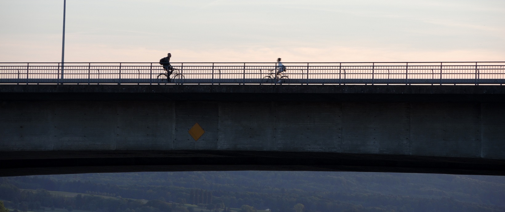 Fahrradfahrer auf Brücke (Foto: Stadt Konstanz)