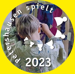Runder Fotoausschnitt auf gelbem Hintergrund, das Foto zeigt ein Kind von hinten. B. Beschriftung: Petershausen spielt 2023