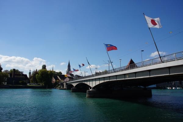 Flaggen an der Rheinbrücke in Konstanz