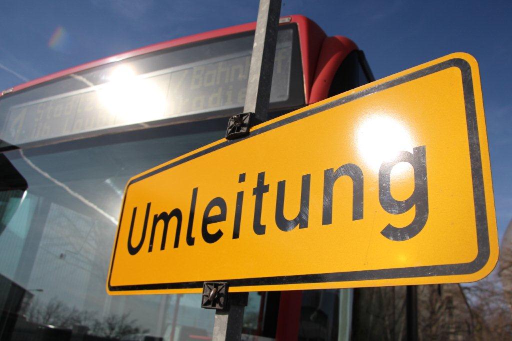 Ein Umleitungs-Schild vor einem Bus
