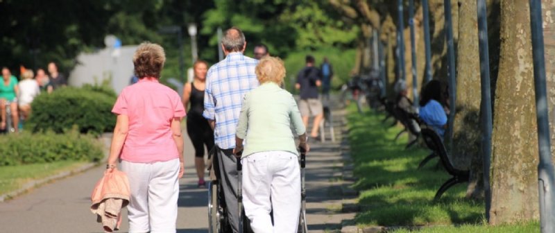 Seniorinnen und Senioren gehen spazieren.