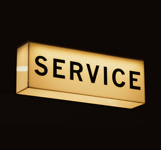Leuchtschild mit der Aufschrift "Service"