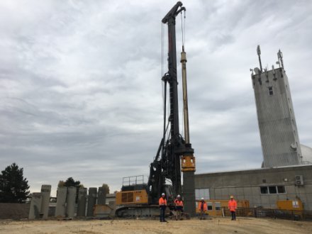 Bohrpfahlgerät vor dem Treppenturm der Energienzentrale