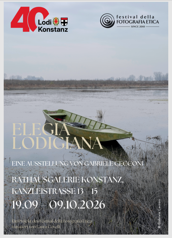 Stadt Konstanz Plakat zur Ausstellung, darauf ein Boot auf dem Wasser in blassen Farben