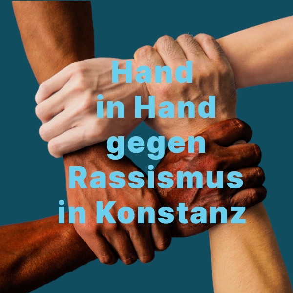 Vier Hände halten sich im Kreis am Handgelenk. Beschriftung: Hand in Hand gegen Rassismus in Konstanz