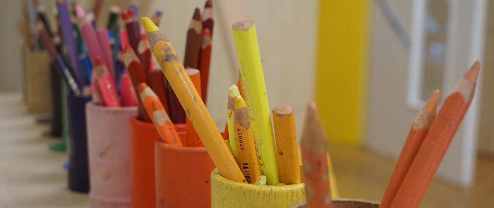 Buntstifte in Bechern